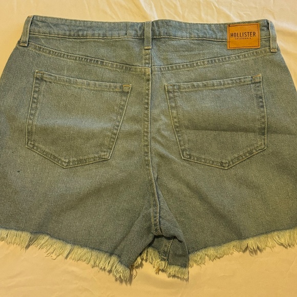 Hollister | NWT Ultra High Rise Distressed Denim Mom Shorts | Size 16 - Picture 3 of 9